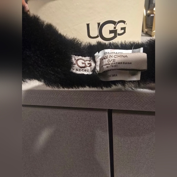 UGG Black Fur Women's Earmuffs - Picture 2 of 4